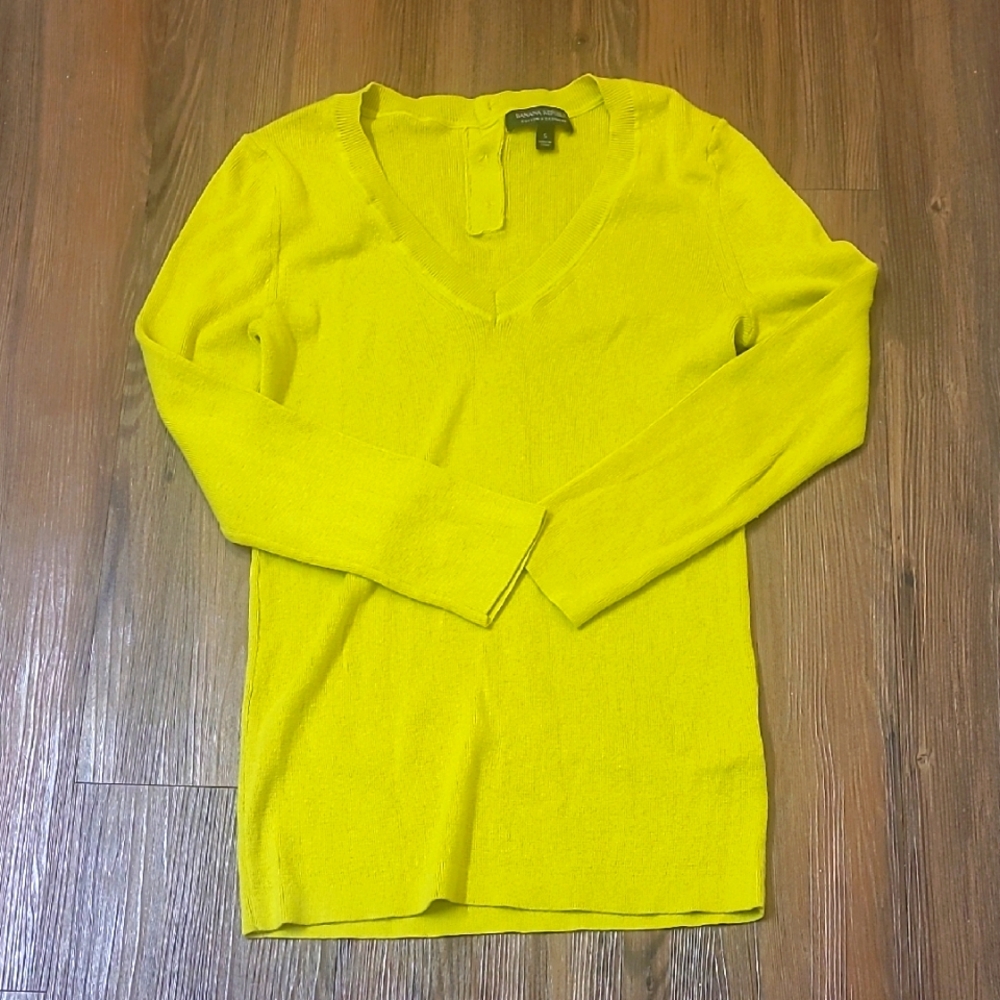 Banana Republic Bright Yellow V-Neck Sweater for women zise s used good condit